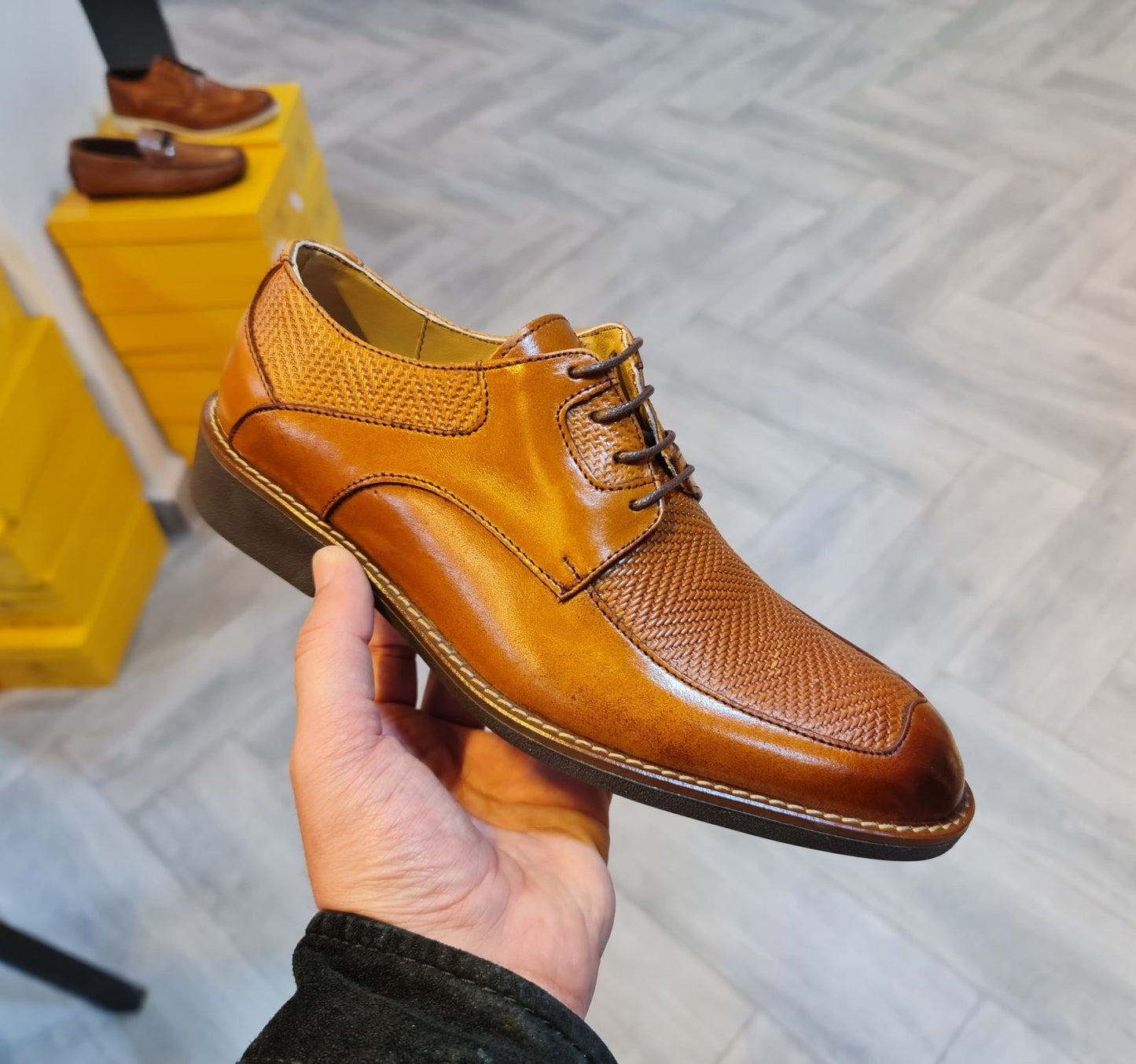 Chaussure simple tabac perforée